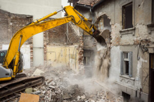 Excavator demolishes building in Ontario